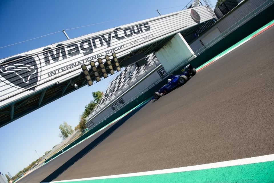 F1 driving course PERFORMANCE - 20 min E (X2) + F1 towers - Magny-Cours Grand Prix Circuit